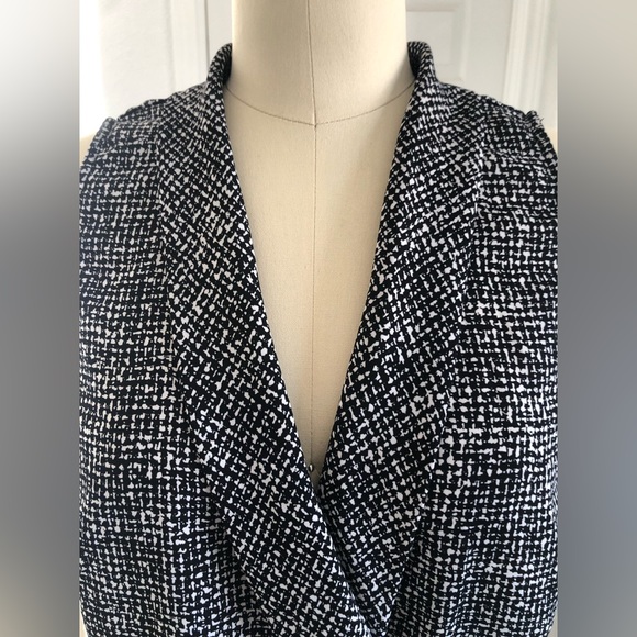 WhiteHouseBlackmarket short sleeve top. - Picture 5 of 14